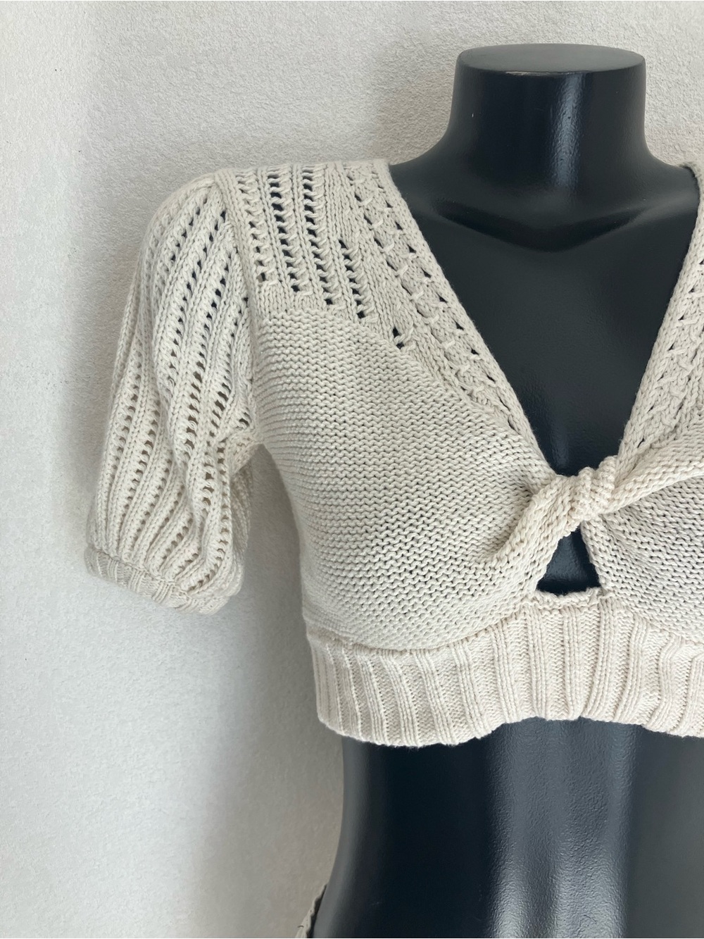 NWT! FRESHMAN 1996 crème CROCHETED Crop puff SLEEVE V-neck Sweater Size: XS NEW
